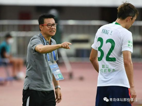 今天凌晨，巴萨在西甲联赛3-2击败阿尔梅里亚，《世界体育报》报道，哈维在中场休息期间批评了一些球员，其中包括前锋莱万多夫斯基。